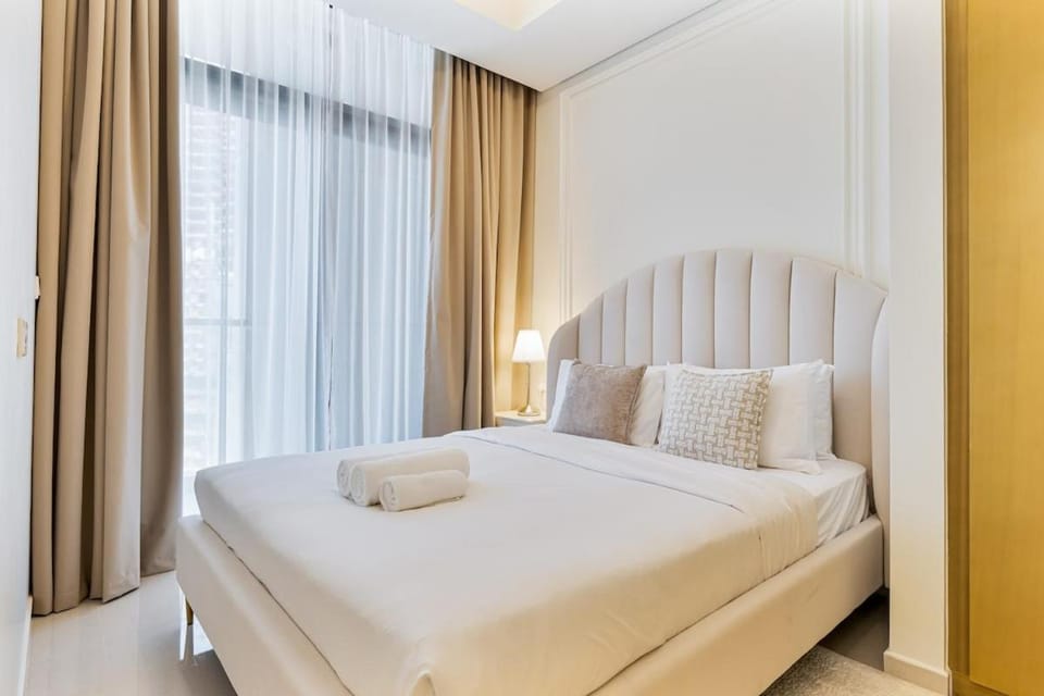 Serene 2BR with Canal Views, 7 Mins to Burj Khalifa Apartment in Dubai