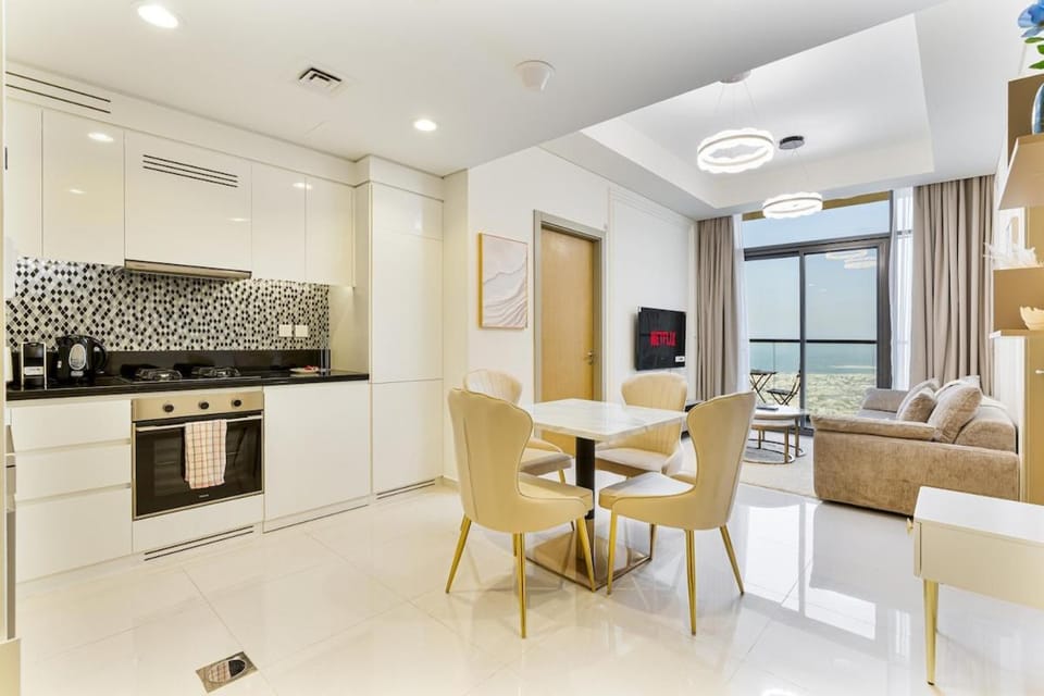 Serene 2BR with Canal Views, 7 Mins to Burj Khalifa Apartment in Dubai