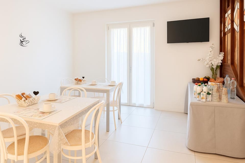TV and multimedia, Living room, Food and drinks, Seating area, Dining area, Drinks