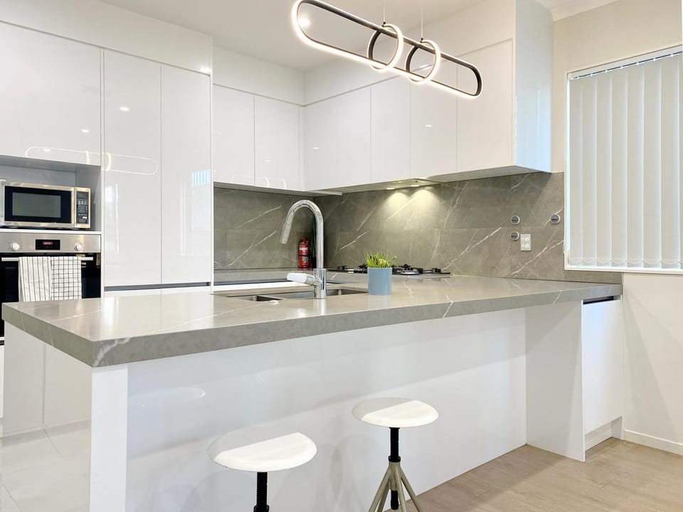 Modern New Home on Dungloe Ave, Central AC, 2 Kitchens, 3 livings House in Auckland