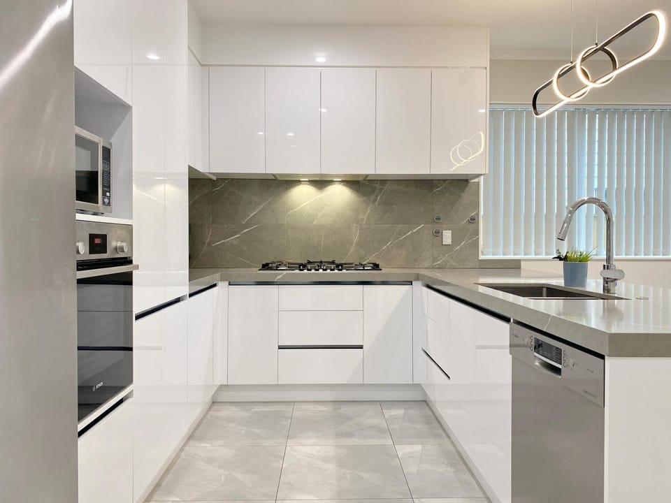 Modern New Home on Dungloe Ave, Central AC, 2 Kitchens, 3 livings House in Auckland