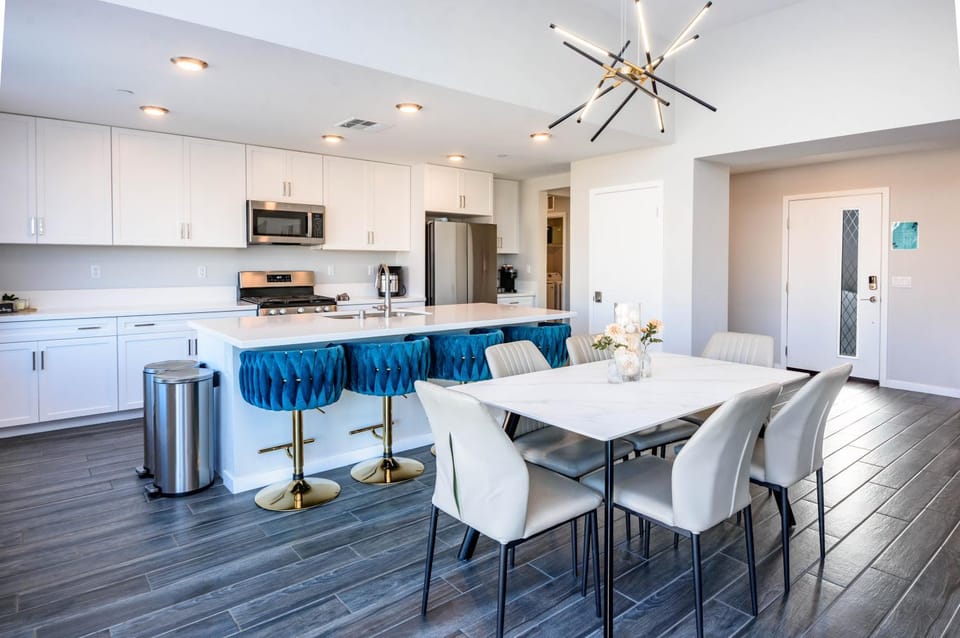 Seating area, Dining area, kitchen