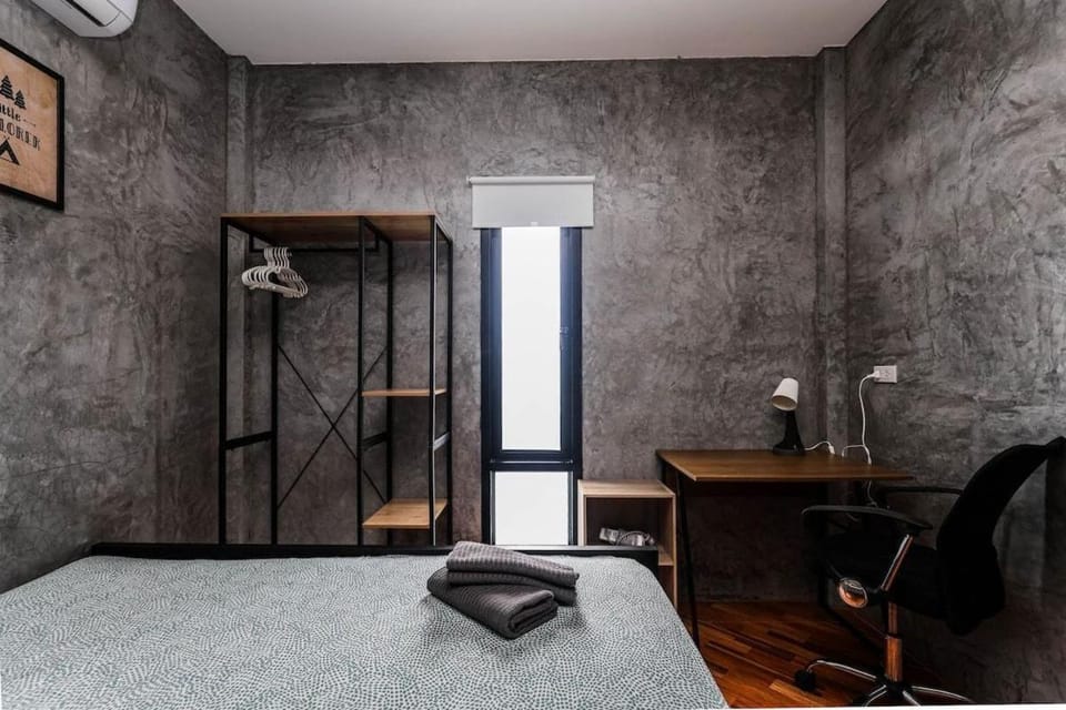 Bed, Photo of the whole room, towels, air conditioner