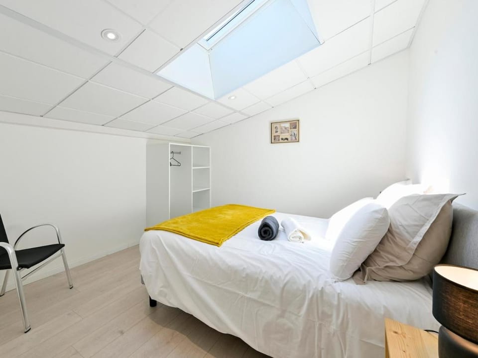 Bedroom, towels, wardrobe