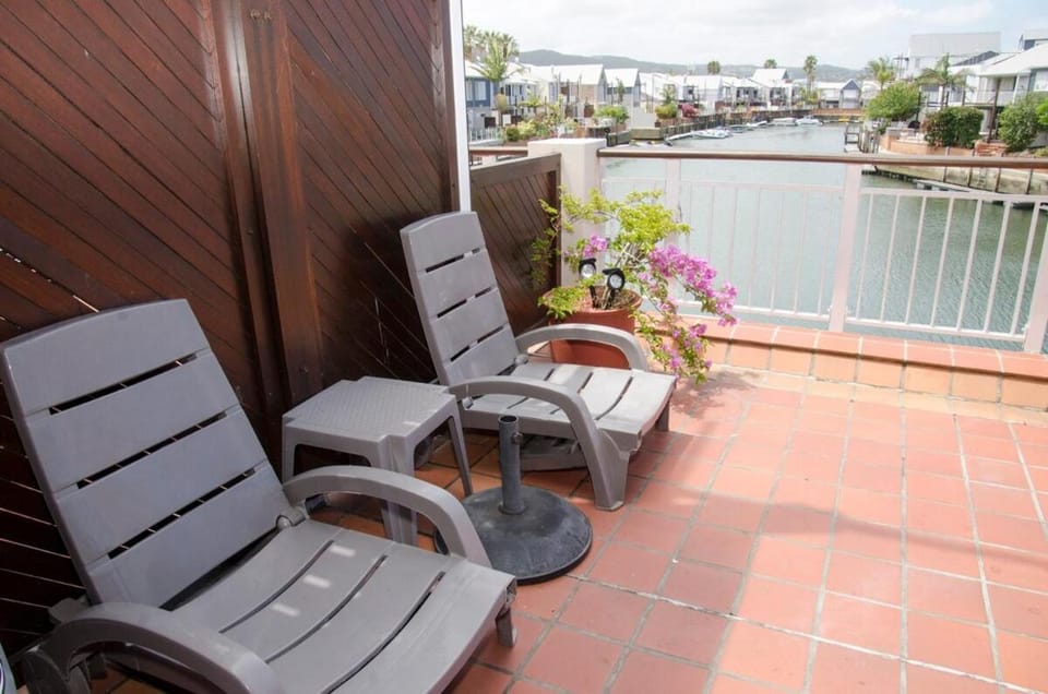 Waterfront - Lagoon View 2BR Getaway Perfect for Relaxation Apartment in Knysna