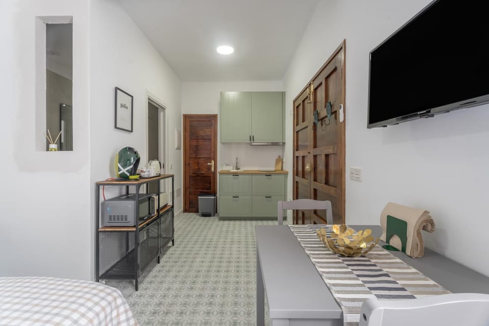 TV and multimedia, Kitchen or kitchenette, Living room, Photo of the whole room, Seating area, oven