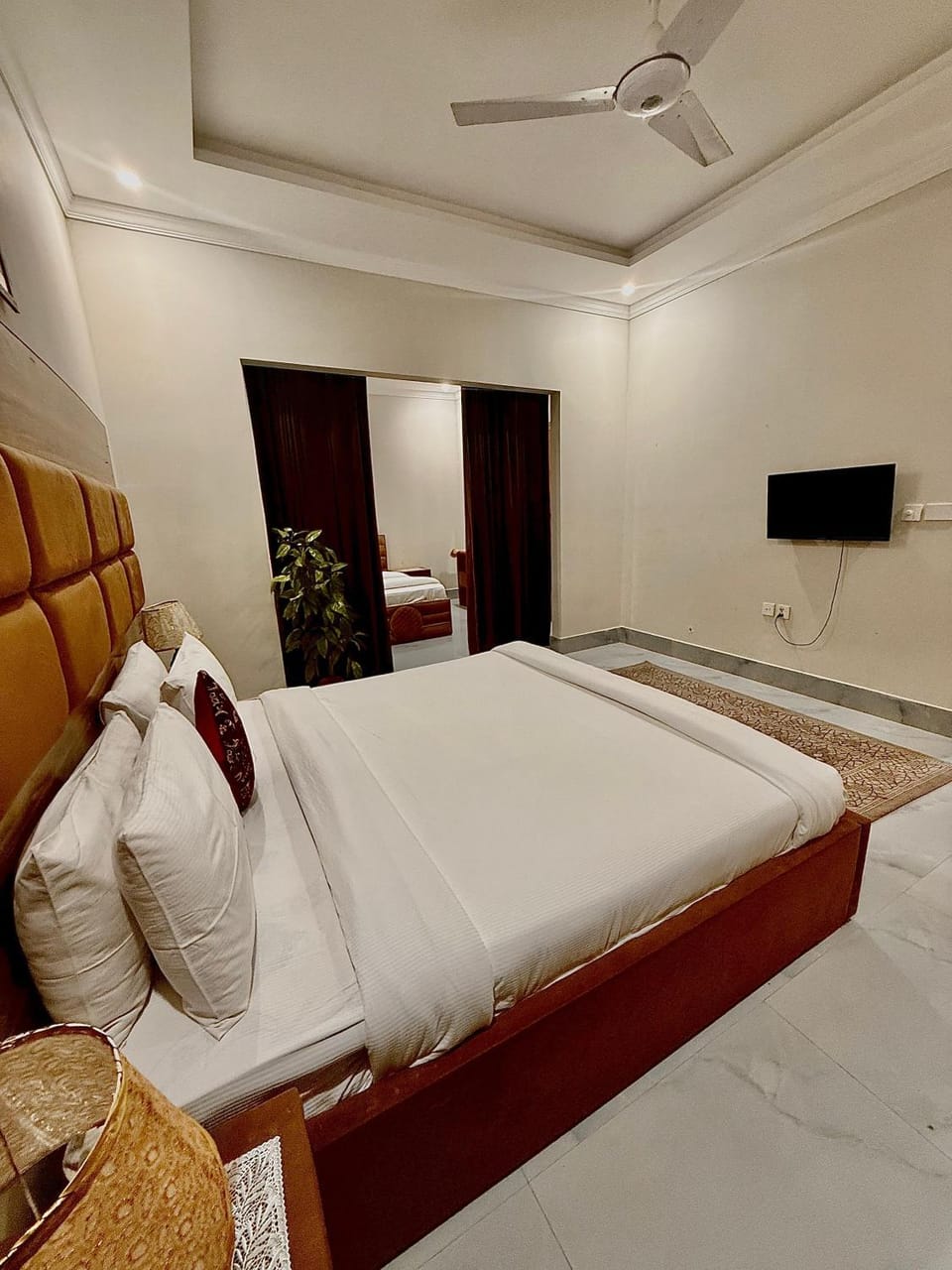Restaurant/places to eat, Bed, Bedroom, air conditioner
