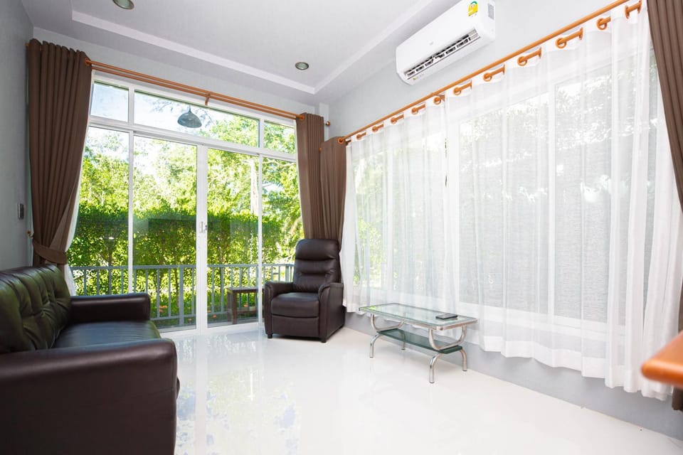 Living room, Seating area, air conditioner