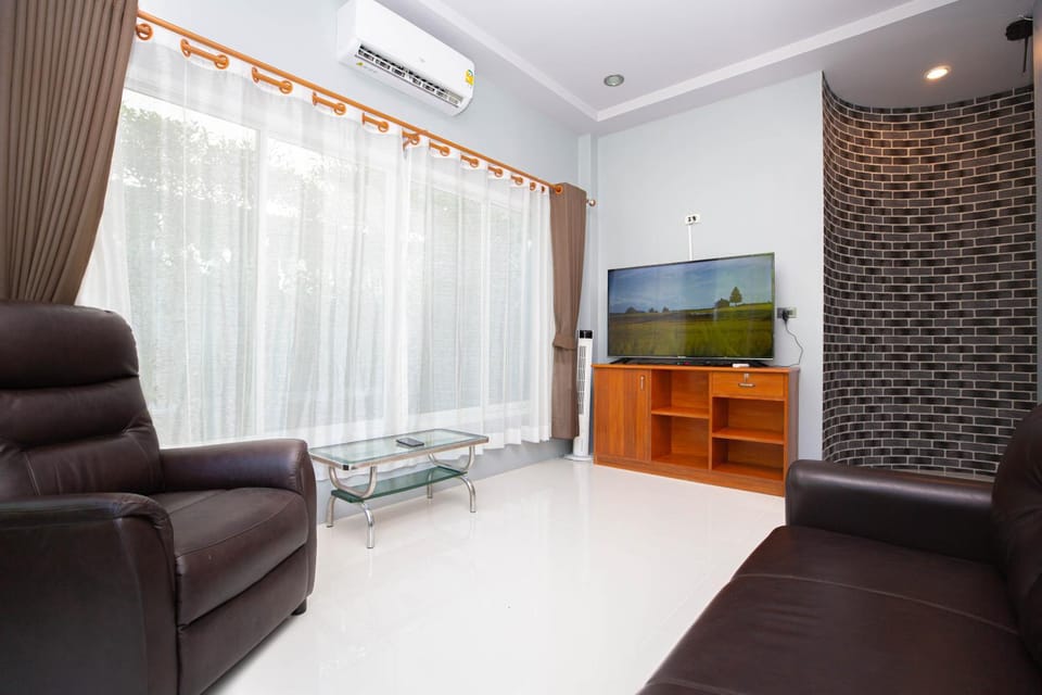 Communal lounge/ TV room, TV and multimedia, Seating area, air conditioner