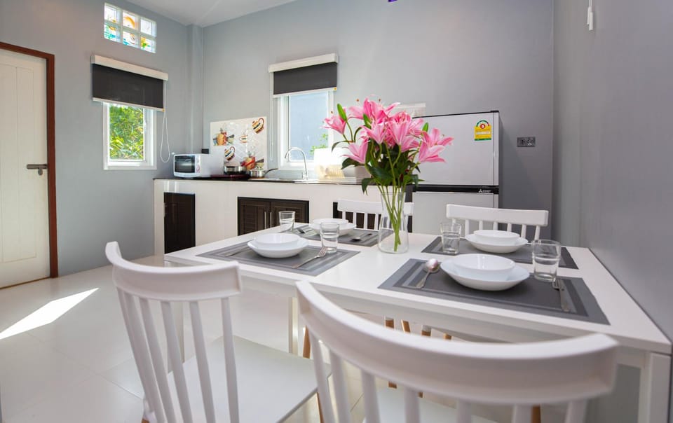 Kitchen or kitchenette, Food and drinks, Dining area
