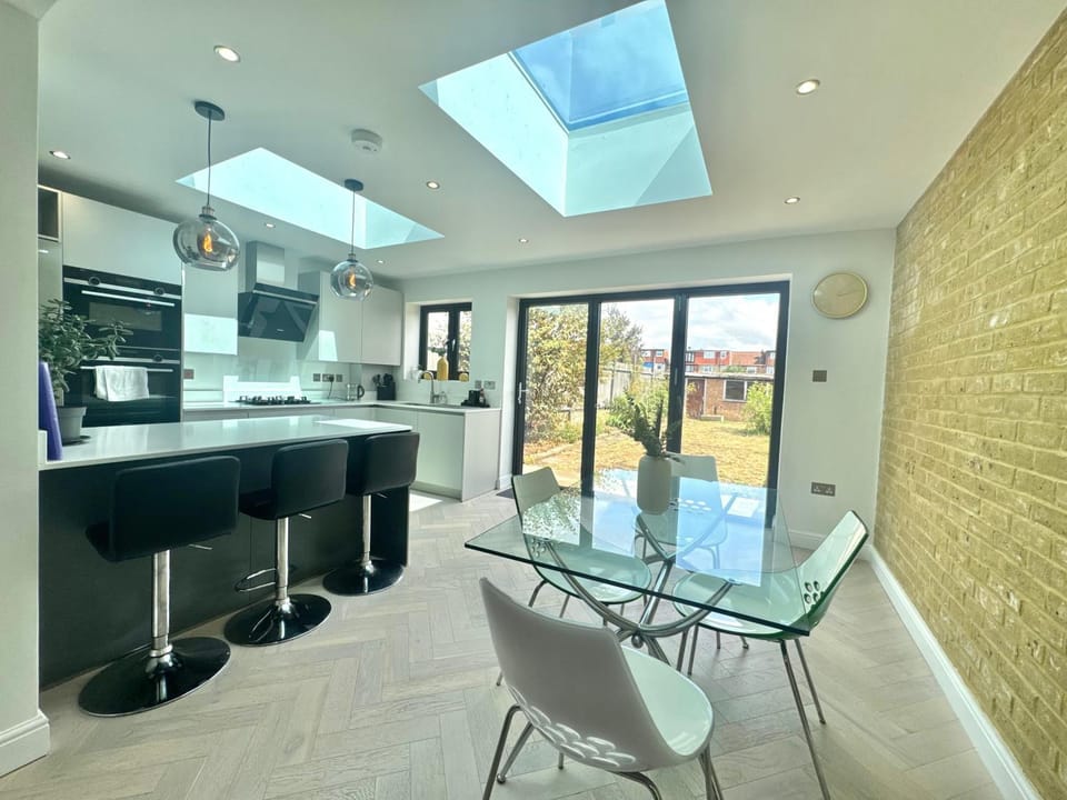 Kitchen or kitchenette, Seating area, Dining area, oven, stove