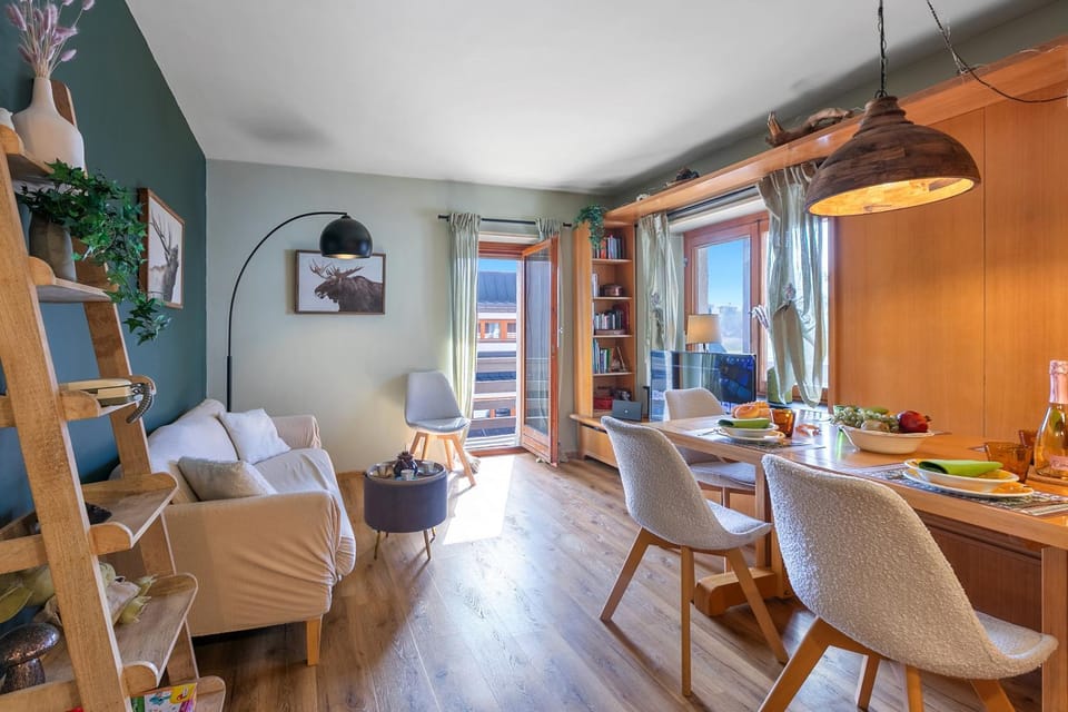 Living room, Dining area