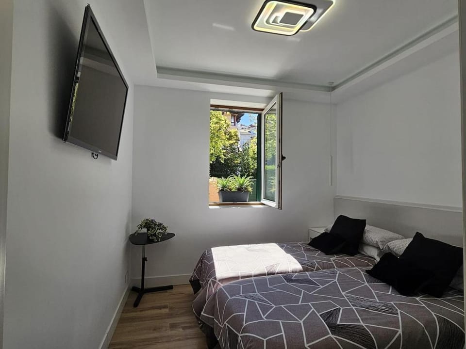 Bed, TV and multimedia, Photo of the whole room, Bedroom, towels