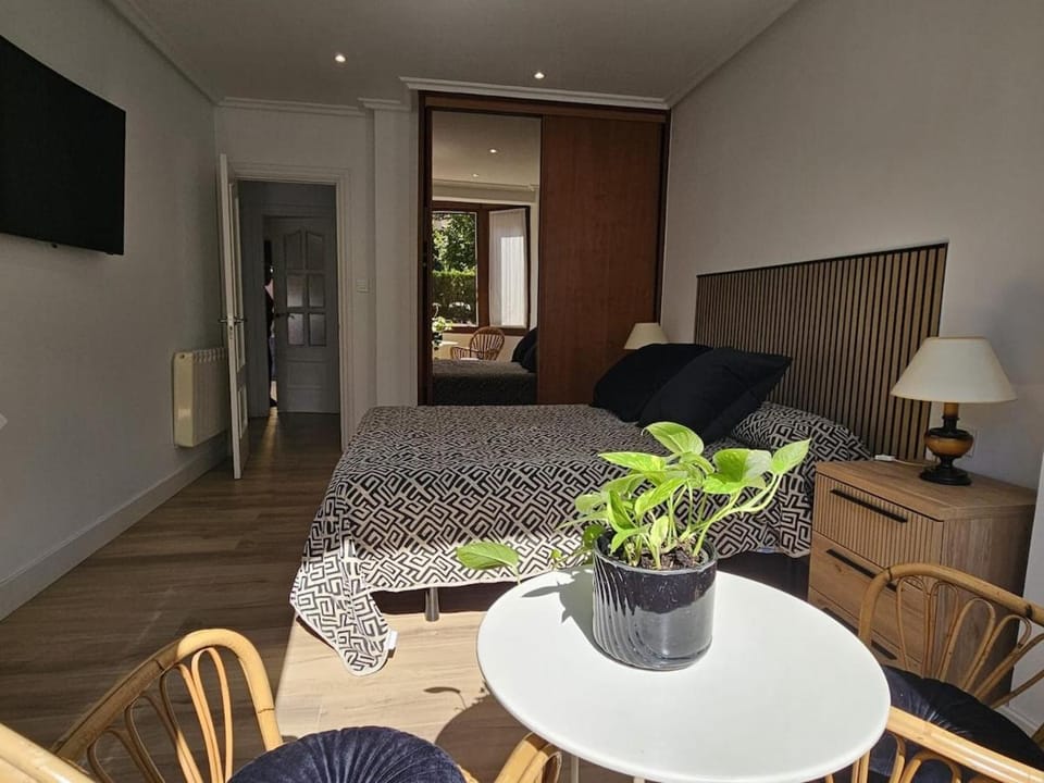 Bed, TV and multimedia, Bedroom