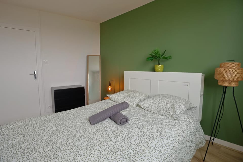 Photo of the whole room, Bedroom