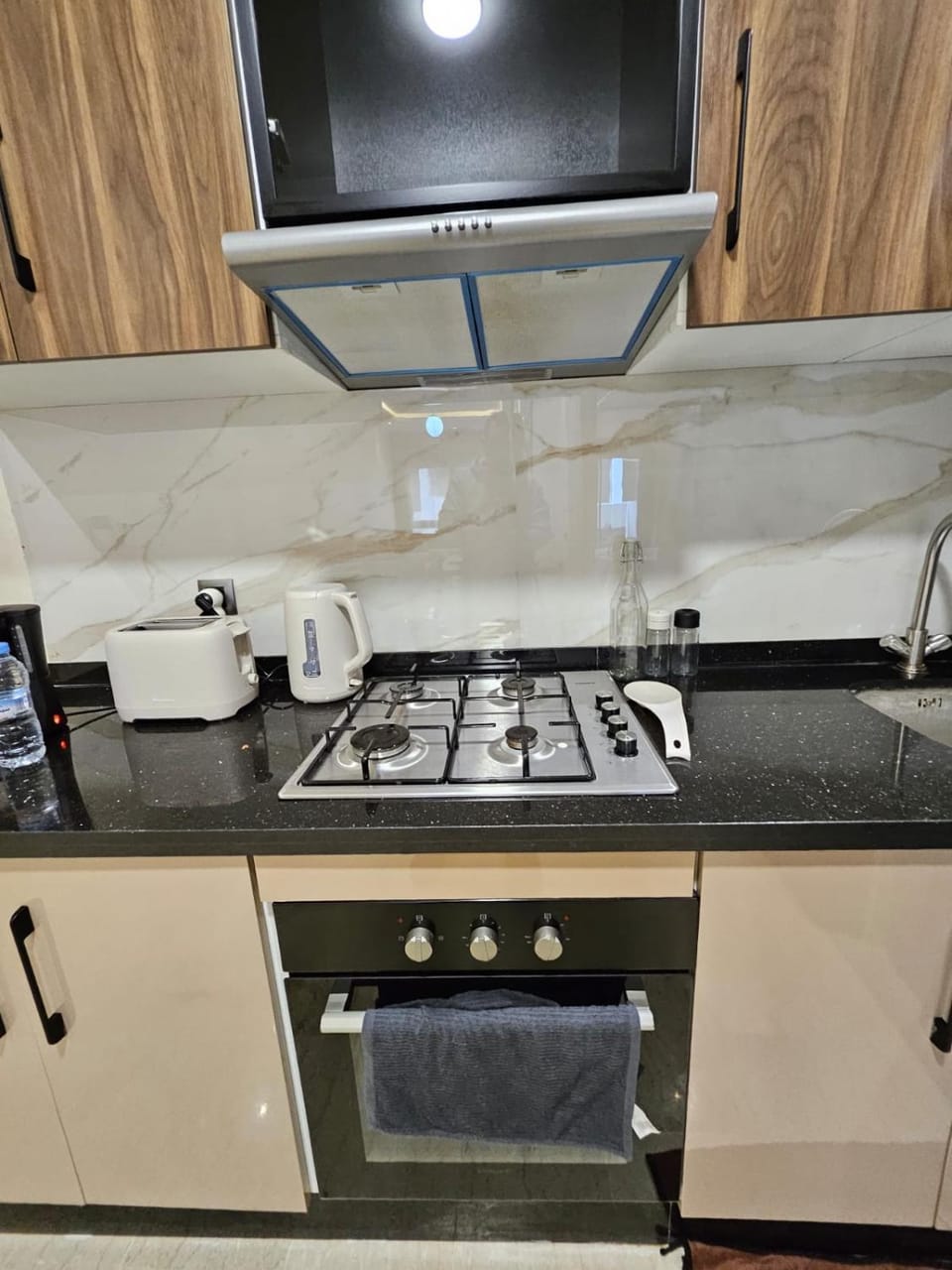 Coffee/tea facilities, Kitchen or kitchenette, stove, toaster