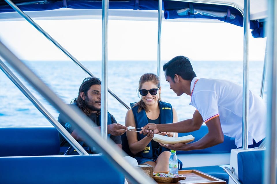 Day, People, Food and drinks, Guests, Sea view, group of guests