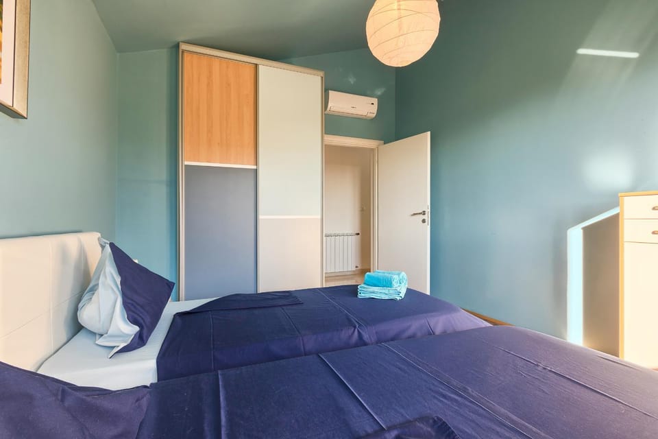 Bed, Bedroom, wardrobe, air conditioner