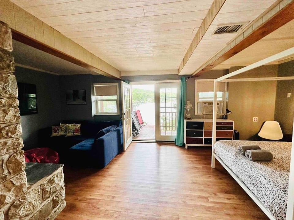 Villa Adriana 4bdr 2 bath lake front dream home Chalet in Vernon Township
