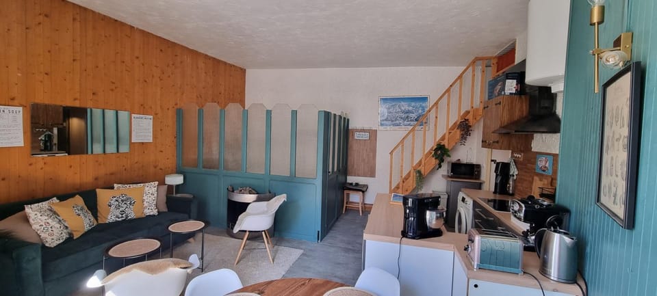 Kitchen or kitchenette, Living room