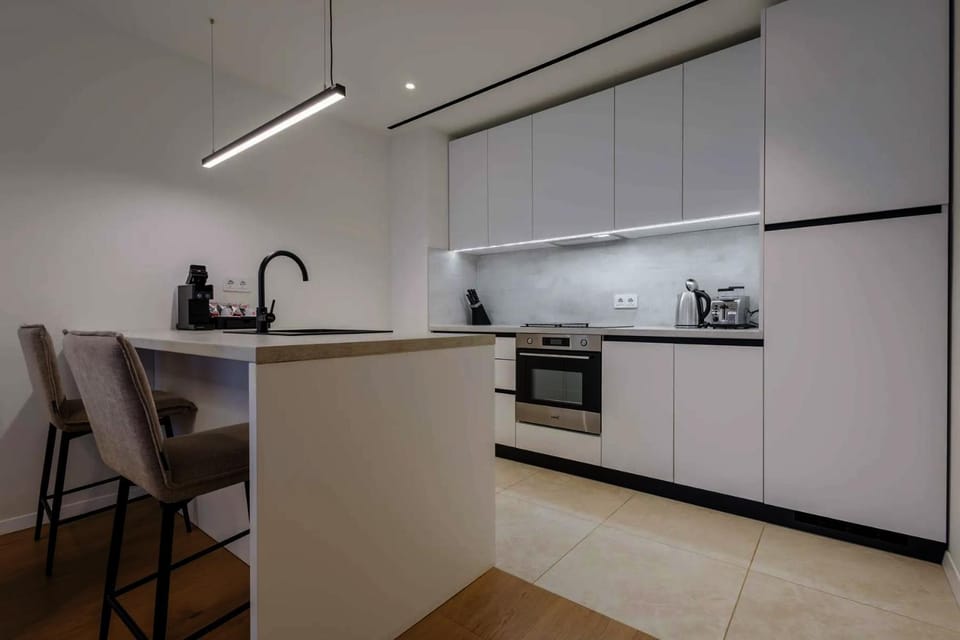 Coffee/tea facilities, Kitchen or kitchenette, Dining area, oven, stove, toaster