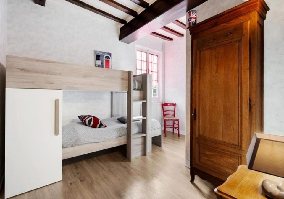 Bedroom, bunk bed