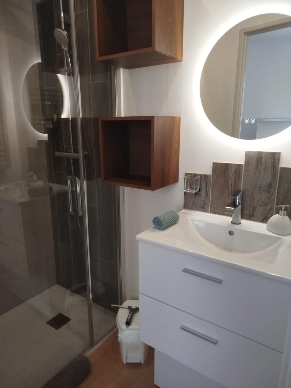 Shower, Bathroom, towels