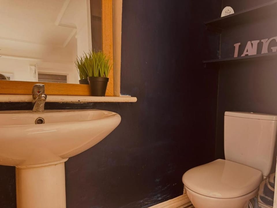 Premium 7 Bedroom house on Thingwall Road CH613UB Apartment in Wirral