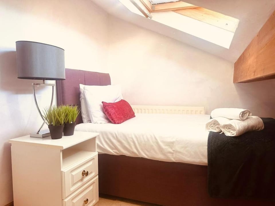 Premium 7 Bedroom house on Thingwall Road CH613UB Apartment in Wirral