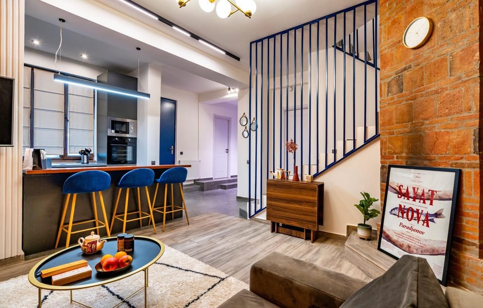 Kitchen or kitchenette, Living room, Seating area, Dining area