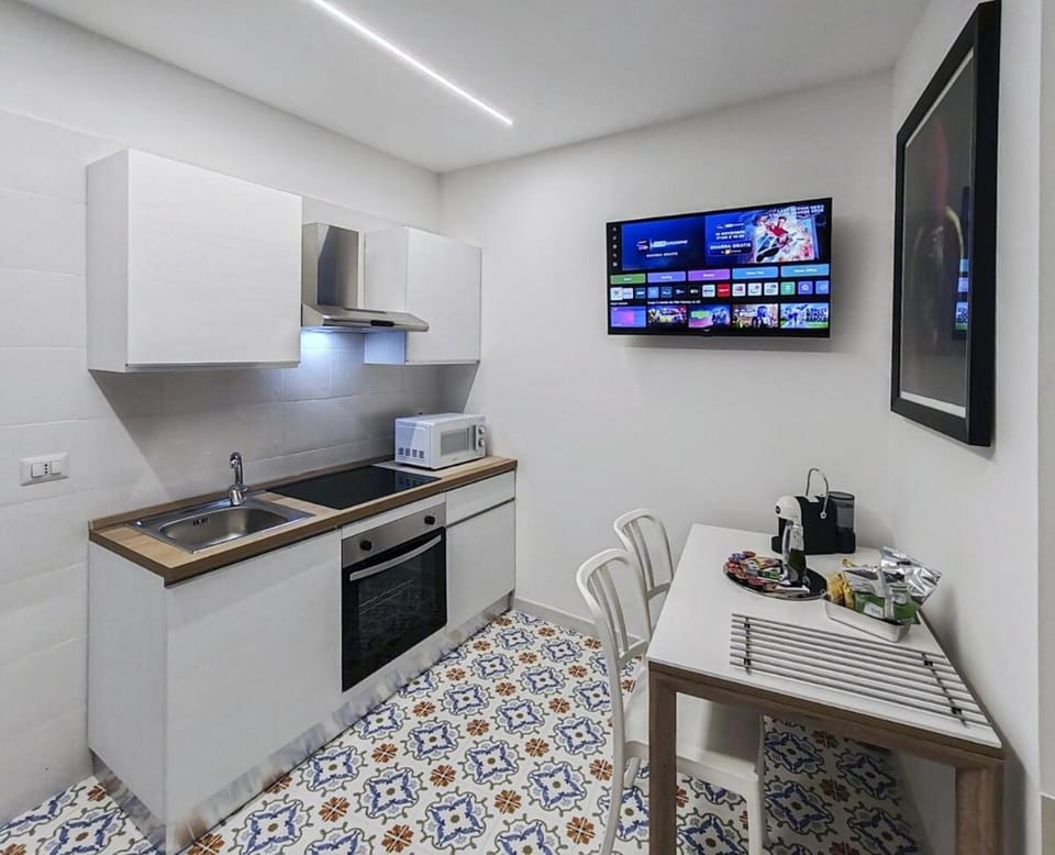 Restaurant/places to eat, TV and multimedia, Coffee/tea facilities, Kitchen or kitchenette, Lounge or bar, Dining area, microwave, oven, stove