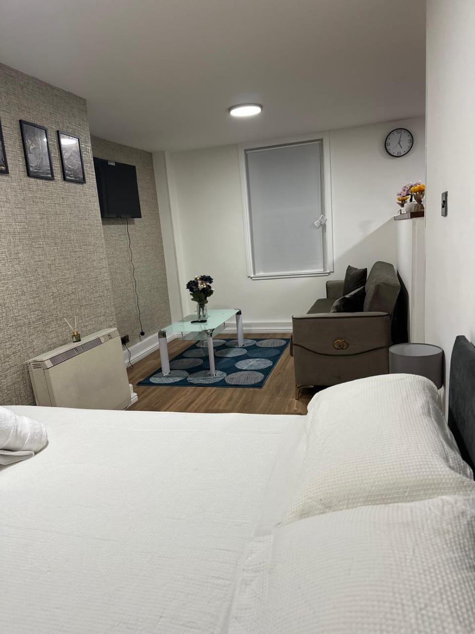 Bed, TV and multimedia, Photo of the whole room, Seating area