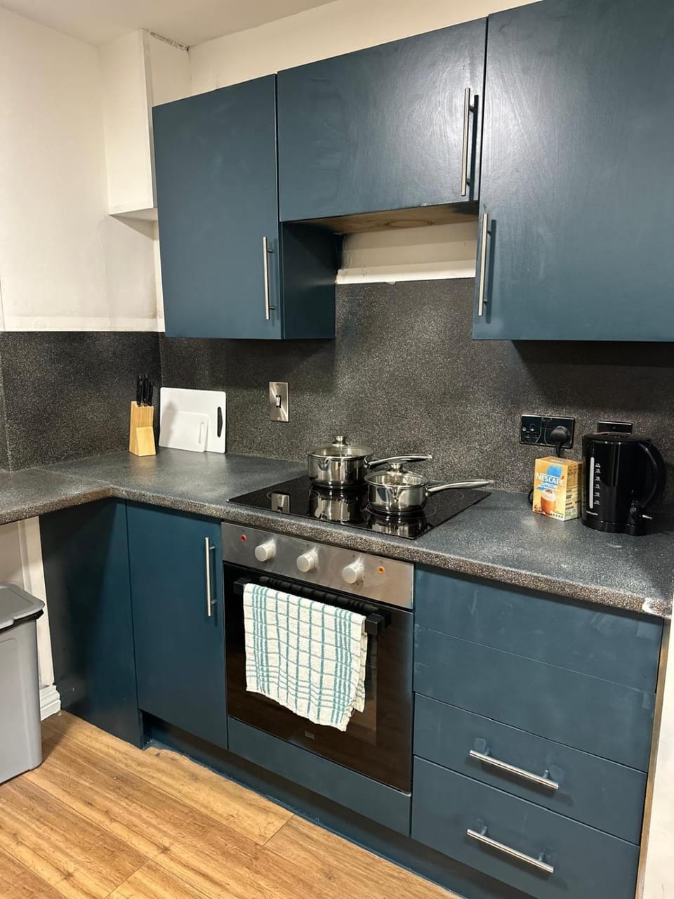 Coffee/tea facilities, Kitchen or kitchenette, stove