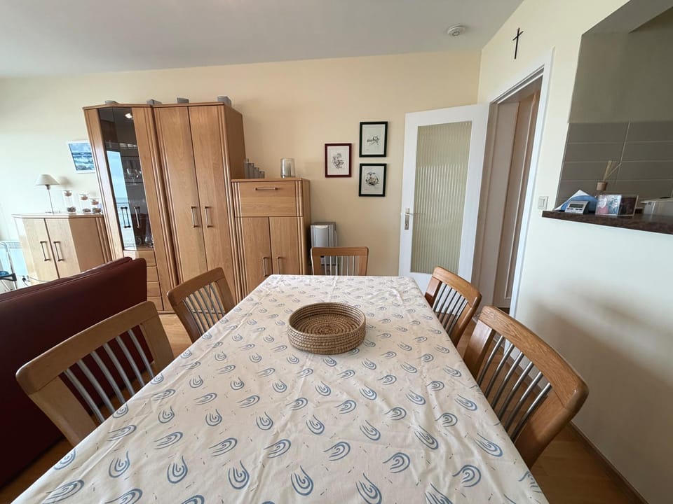 Kitchen or kitchenette, Photo of the whole room, Dining area