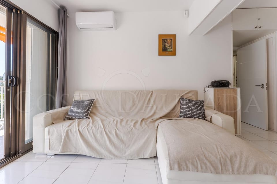 Photo of the whole room, Seating area