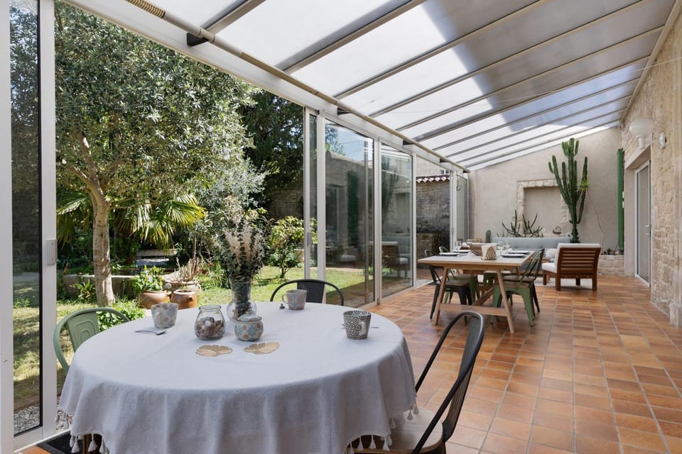 Property building, Balcony/Terrace, Living room