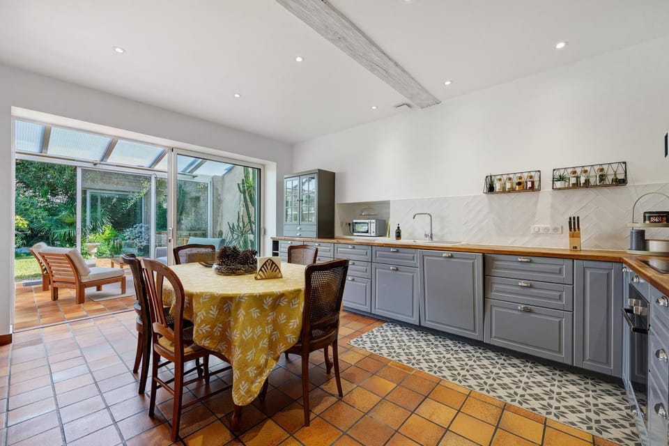 Property building, Kitchen or kitchenette, Living room