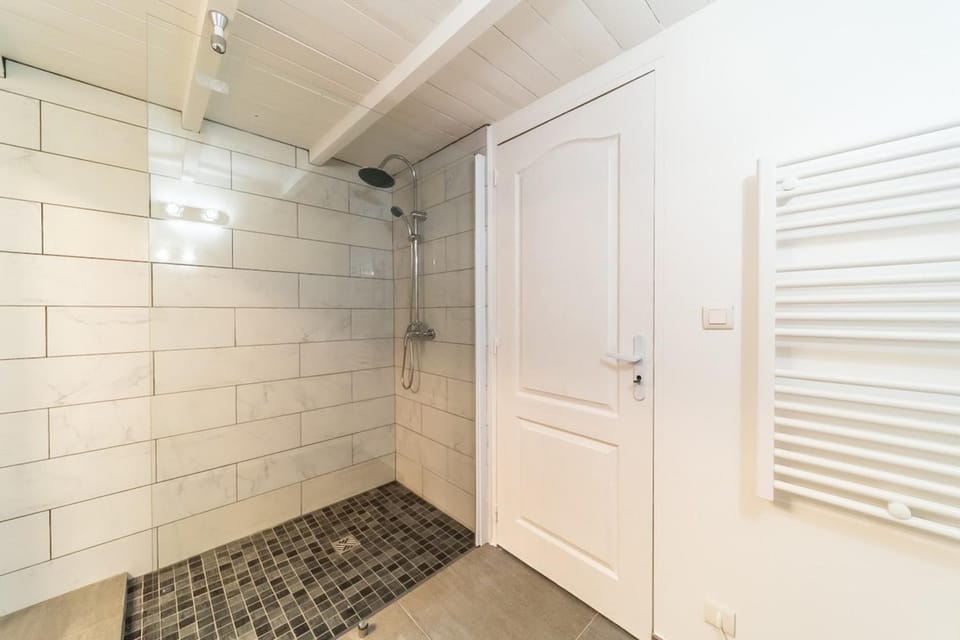 Your Oullins Nest Superb 2-Bedroom Ready to Move In Apartment in Lyon