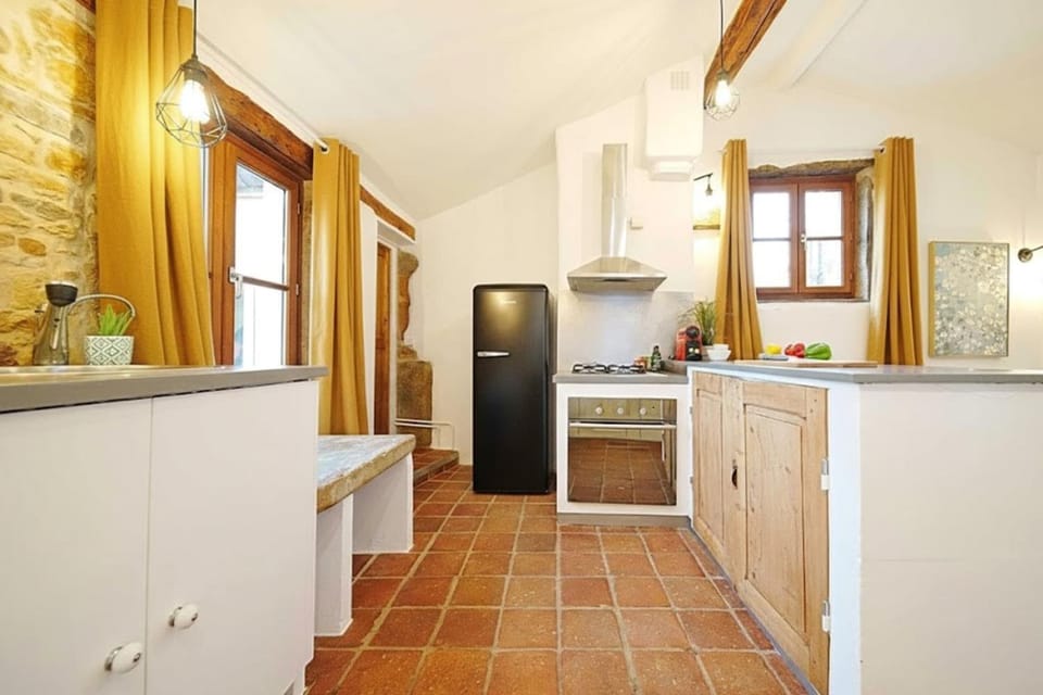 Your Oullins Nest Superb 2-Bedroom Ready to Move In Apartment in Lyon