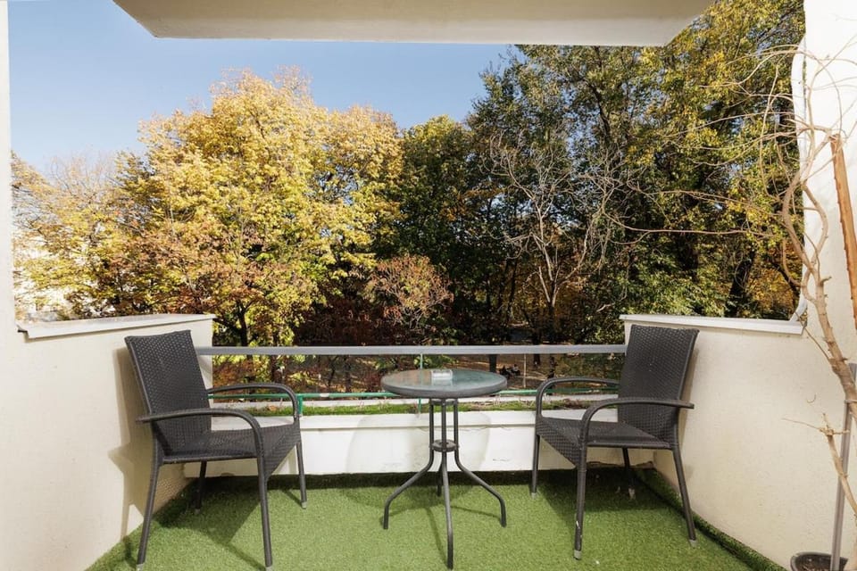 Spring, Day, Garden, Balcony/Terrace, Seating area, Dining area, Garden view