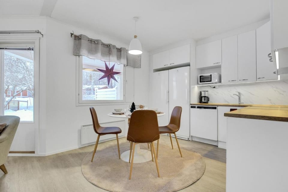Kitchen or kitchenette, Dining area, oven