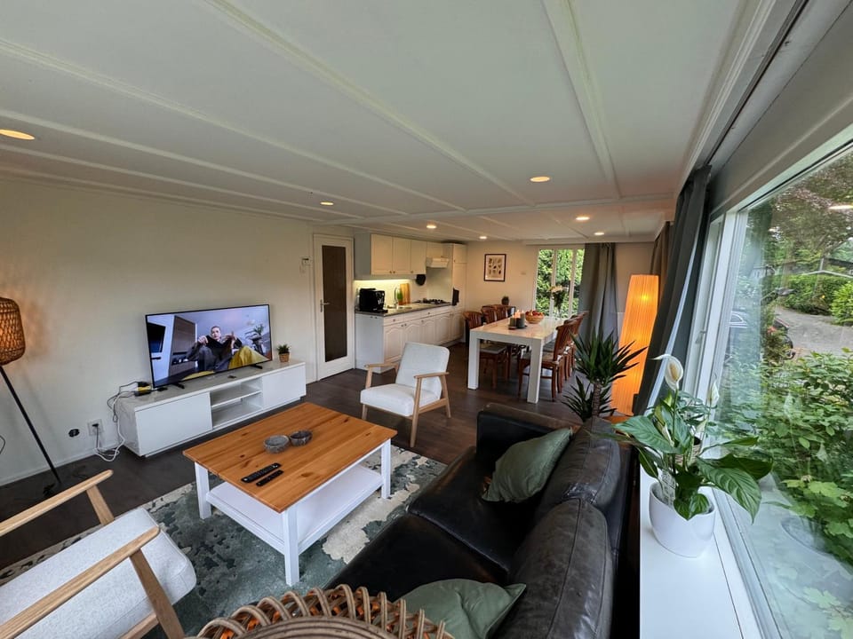 TV and multimedia, Living room, Dining area