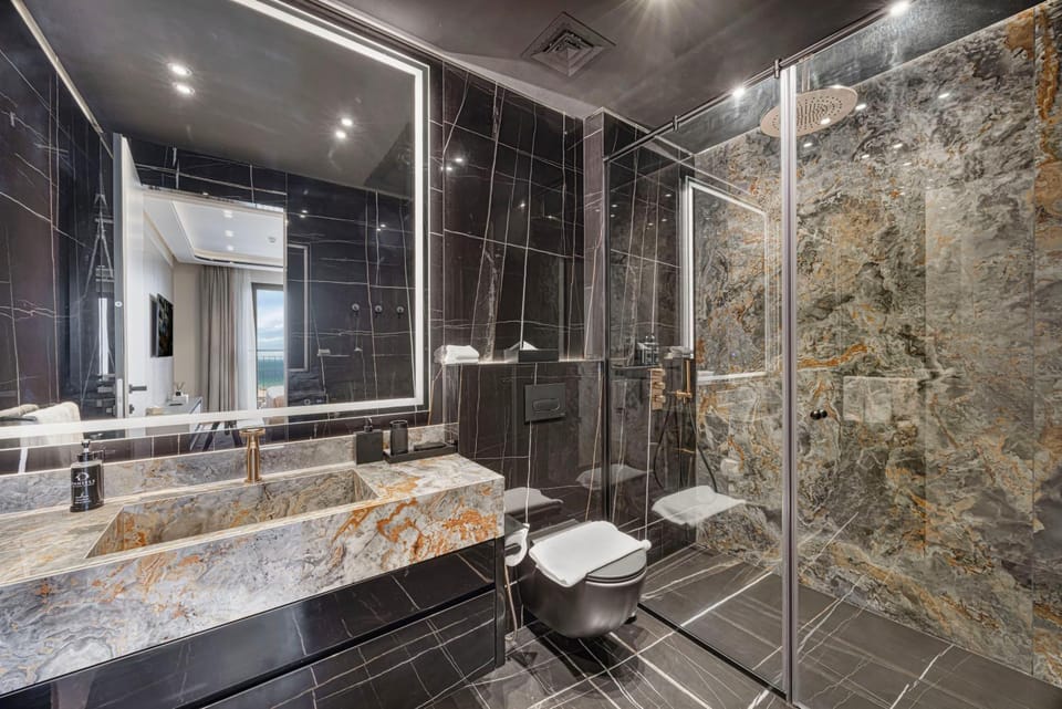 Shower, Toilet, Bathroom, towels