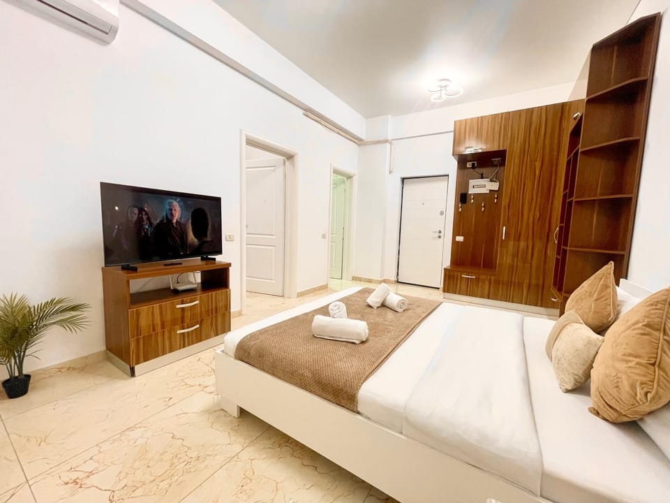 Bed, TV and multimedia, Photo of the whole room, Seating area, Evening entertainment, Bedroom, towels, wardrobe, air conditioner