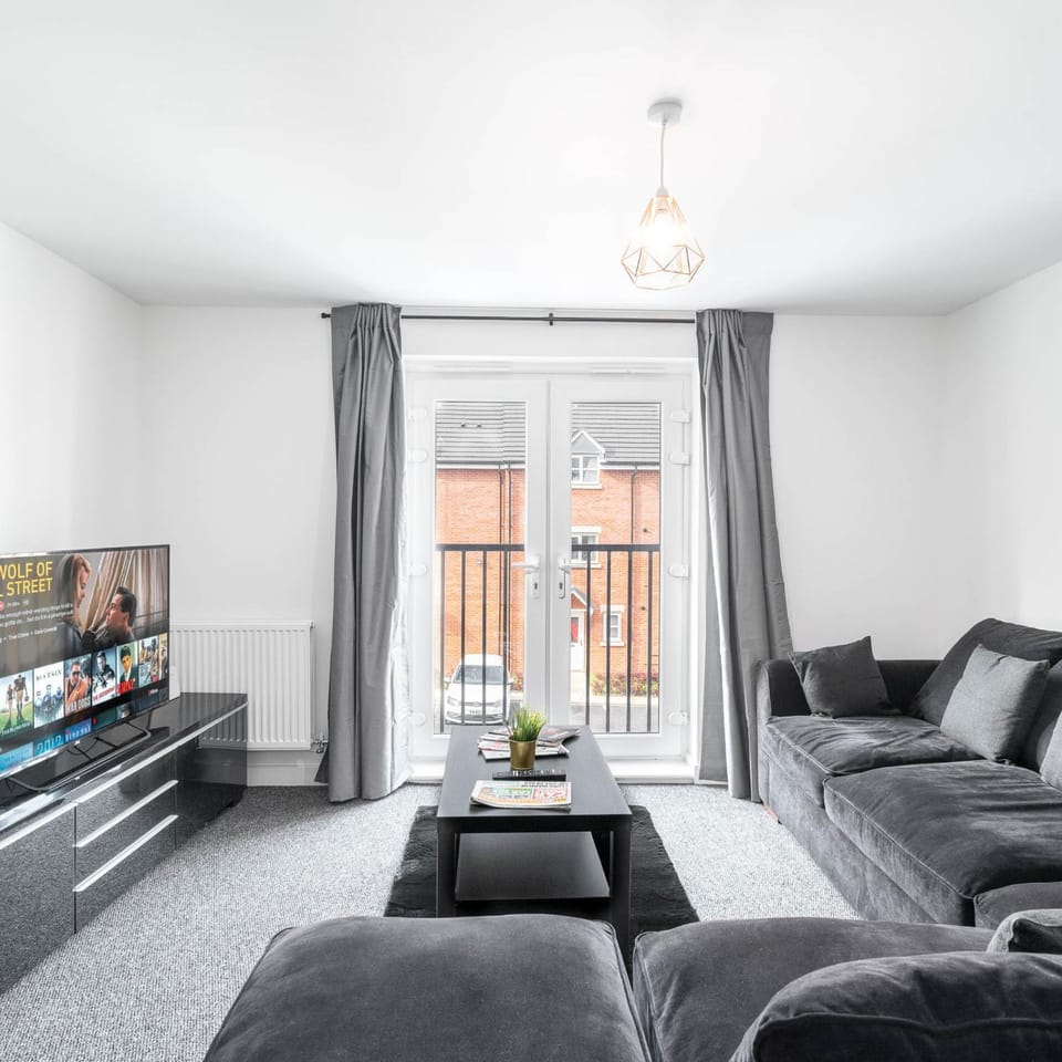 TV and multimedia, Living room, Seating area, Evening entertainment