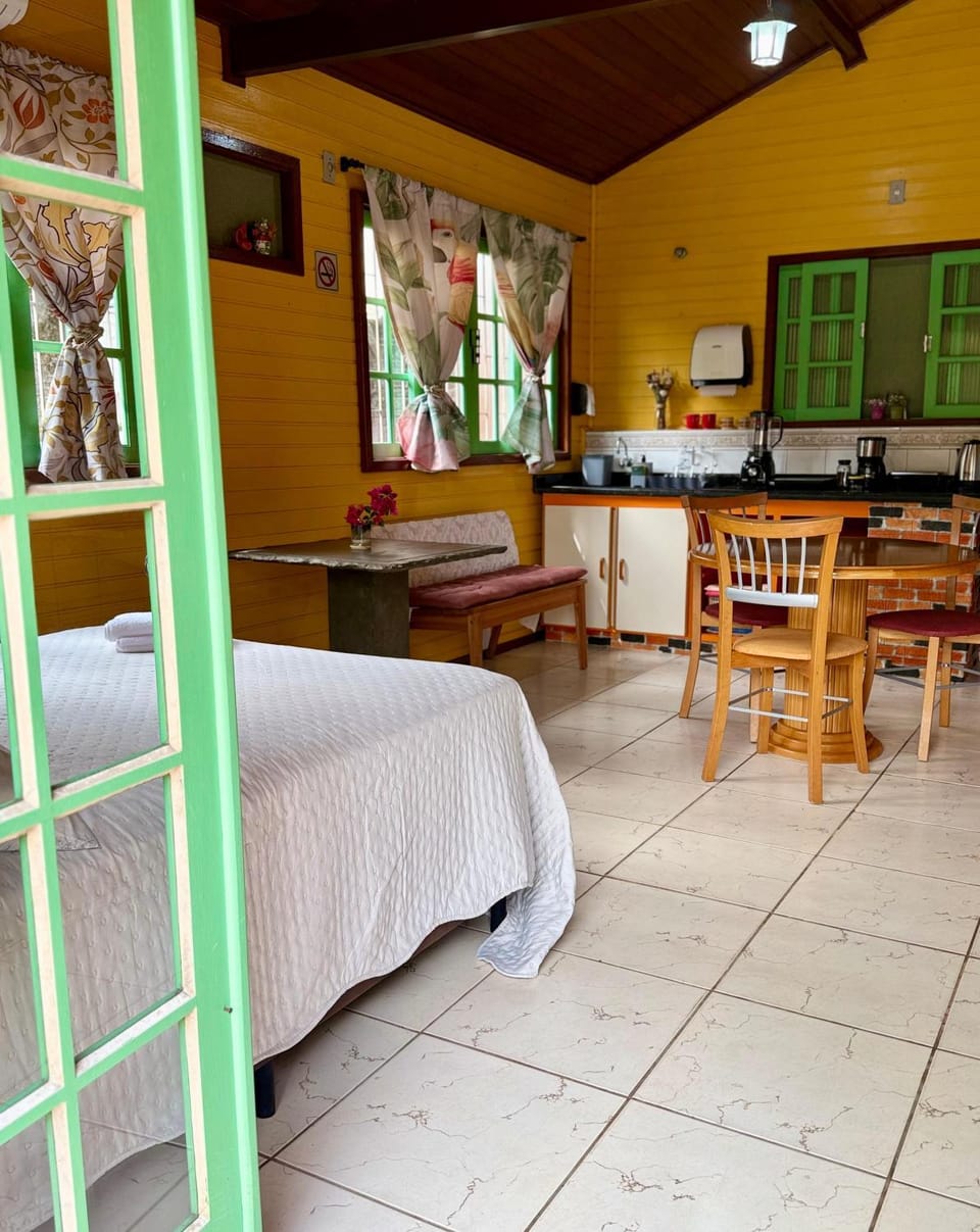 Casinha Encantada-Café Cacupé Hospedagem Bed and Breakfast in Florianopolis