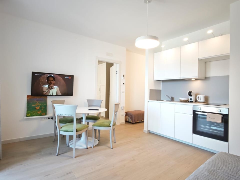 TV and multimedia, Kitchen or kitchenette, Living room, Seating area, Dining area, oven, stove