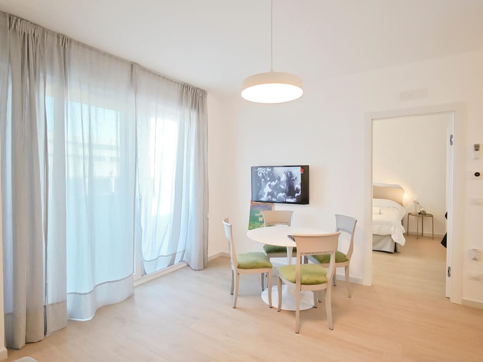 TV and multimedia, Living room, Seating area, Dining area