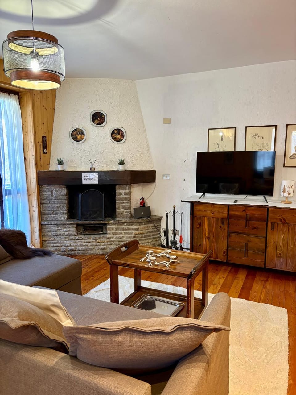 TV and multimedia, Living room, Seating area, Evening entertainment, fireplace