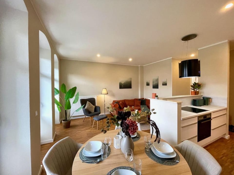 Kitchen or kitchenette, Living room, Seating area, Dining area, Food